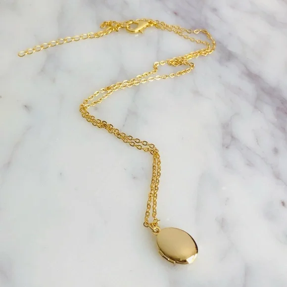 Oval Locket Necklace - Picture 4 of 5